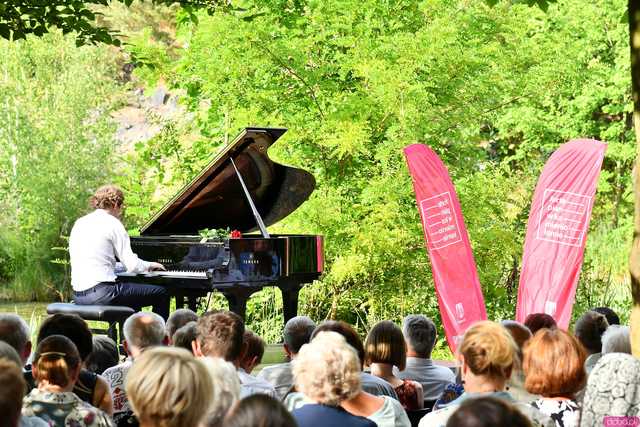 [WIDEO/FOTO] Nastrojowa muzyka w samym sercu kamieniołomu. Koncert Piotra Pawlaka uświetnił niedzielny wieczór w Strzegomiu