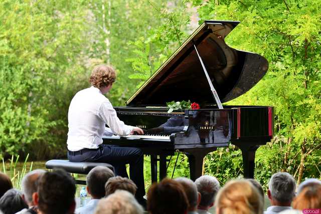[WIDEO/FOTO] Nastrojowa muzyka w samym sercu kamieniołomu. Koncert Piotra Pawlaka uświetnił niedzielny wieczór w Strzegomiu