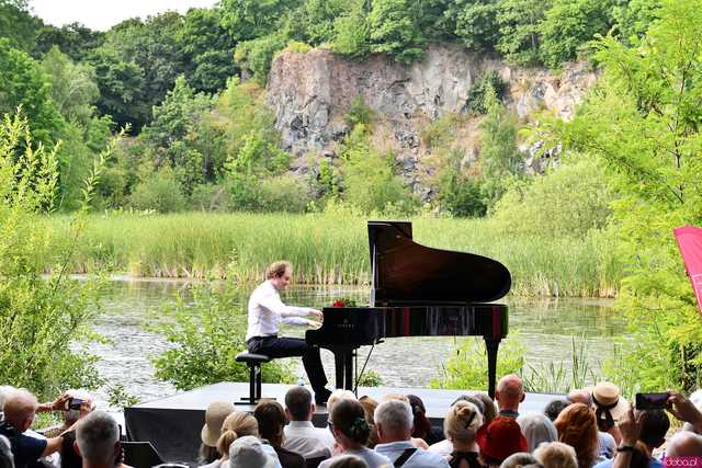 [WIDEO/FOTO] Nastrojowa muzyka w samym sercu kamieniołomu. Koncert Piotra Pawlaka uświetnił niedzielny wieczór w Strzegomiu