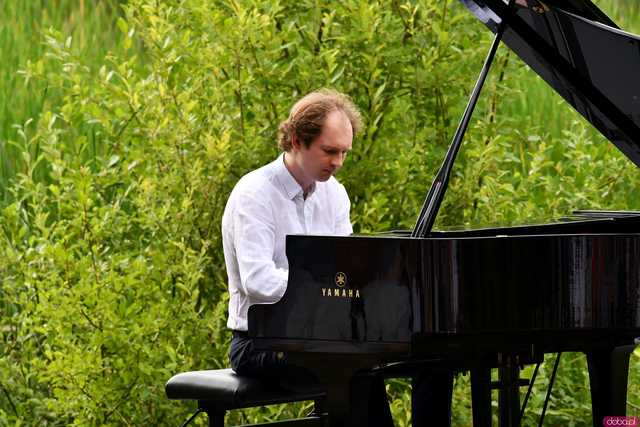 [WIDEO/FOTO] Nastrojowa muzyka w samym sercu kamieniołomu. Koncert Piotra Pawlaka uświetnił niedzielny wieczór w Strzegomiu