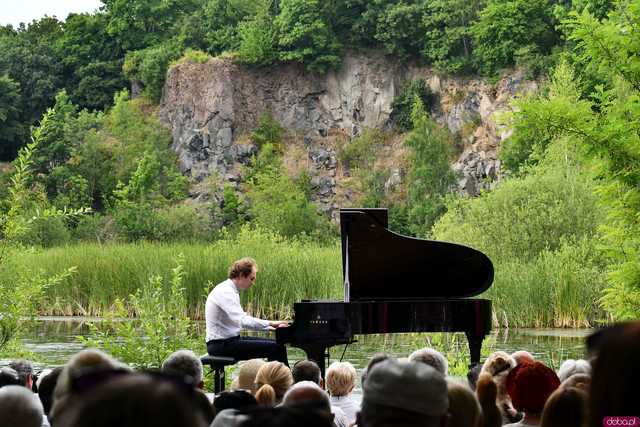 [WIDEO/FOTO] Nastrojowa muzyka w samym sercu kamieniołomu. Koncert Piotra Pawlaka uświetnił niedzielny wieczór w Strzegomiu