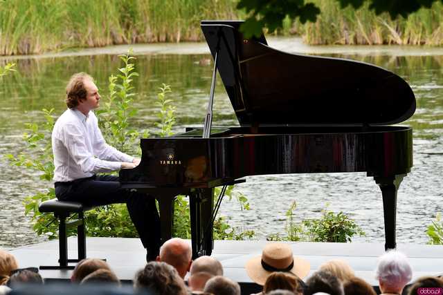 [WIDEO/FOTO] Nastrojowa muzyka w samym sercu kamieniołomu. Koncert Piotra Pawlaka uświetnił niedzielny wieczór w Strzegomiu