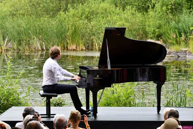 [WIDEO/FOTO] Nastrojowa muzyka w samym sercu kamieniołomu. Koncert Piotra Pawlaka uświetnił niedzielny wieczór w Strzegomiu