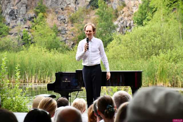 [WIDEO/FOTO] Nastrojowa muzyka w samym sercu kamieniołomu. Koncert Piotra Pawlaka uświetnił niedzielny wieczór w Strzegomiu