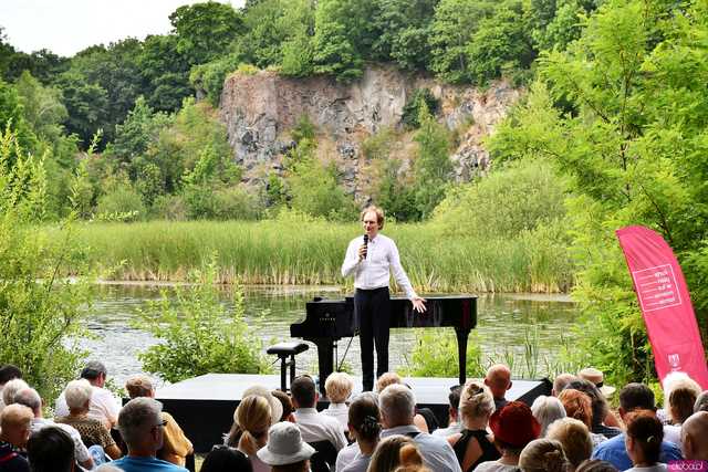 [WIDEO/FOTO] Nastrojowa muzyka w samym sercu kamieniołomu. Koncert Piotra Pawlaka uświetnił niedzielny wieczór w Strzegomiu