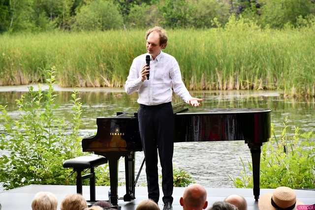 [WIDEO/FOTO] Nastrojowa muzyka w samym sercu kamieniołomu. Koncert Piotra Pawlaka uświetnił niedzielny wieczór w Strzegomiu