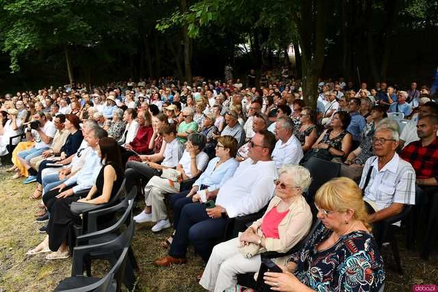 [WIDEO/FOTO] Nastrojowa muzyka w samym sercu kamieniołomu. Koncert Piotra Pawlaka uświetnił niedzielny wieczór w Strzegomiu