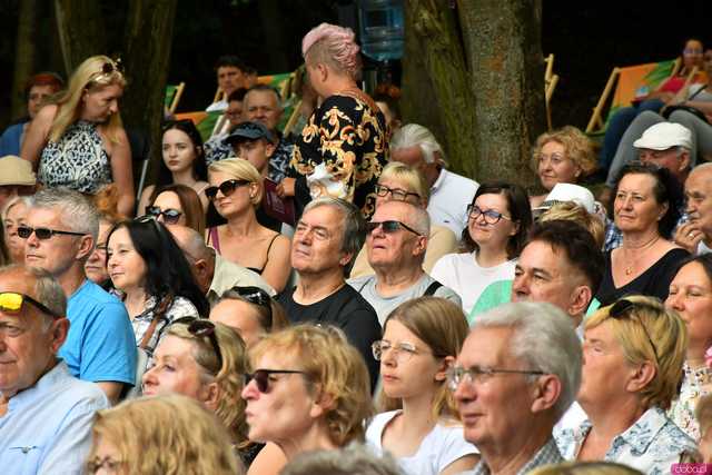 [WIDEO/FOTO] Nastrojowa muzyka w samym sercu kamieniołomu. Koncert Piotra Pawlaka uświetnił niedzielny wieczór w Strzegomiu