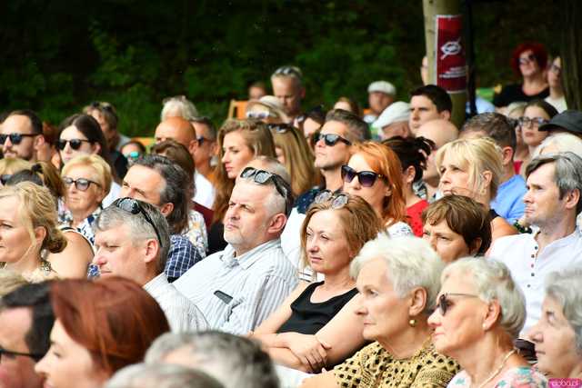 [WIDEO/FOTO] Nastrojowa muzyka w samym sercu kamieniołomu. Koncert Piotra Pawlaka uświetnił niedzielny wieczór w Strzegomiu