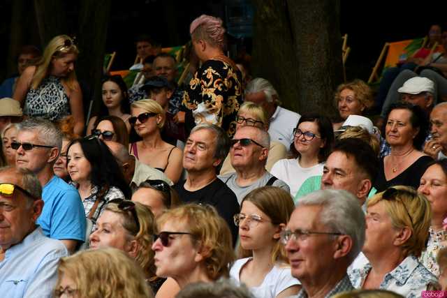 [WIDEO/FOTO] Nastrojowa muzyka w samym sercu kamieniołomu. Koncert Piotra Pawlaka uświetnił niedzielny wieczór w Strzegomiu