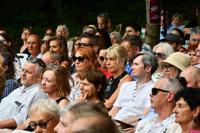 [WIDEO/FOTO] Nastrojowa muzyka w samym sercu kamieniołomu. Koncert Piotra Pawlaka uświetnił niedzielny wieczór w Strzegomiu