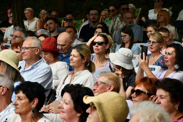 [WIDEO/FOTO] Nastrojowa muzyka w samym sercu kamieniołomu. Koncert Piotra Pawlaka uświetnił niedzielny wieczór w Strzegomiu