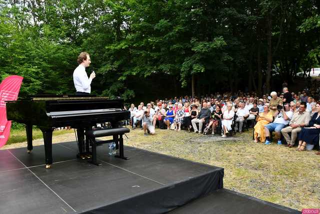 [WIDEO/FOTO] Nastrojowa muzyka w samym sercu kamieniołomu. Koncert Piotra Pawlaka uświetnił niedzielny wieczór w Strzegomiu