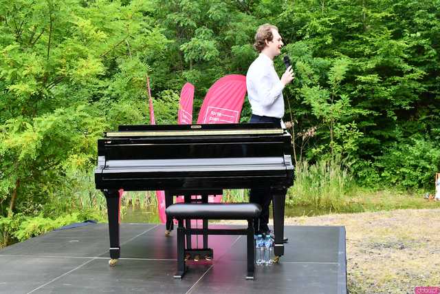 [WIDEO/FOTO] Nastrojowa muzyka w samym sercu kamieniołomu. Koncert Piotra Pawlaka uświetnił niedzielny wieczór w Strzegomiu
