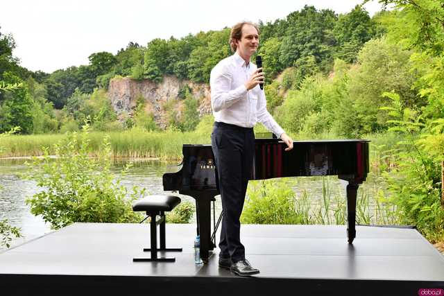 [WIDEO/FOTO] Nastrojowa muzyka w samym sercu kamieniołomu. Koncert Piotra Pawlaka uświetnił niedzielny wieczór w Strzegomiu