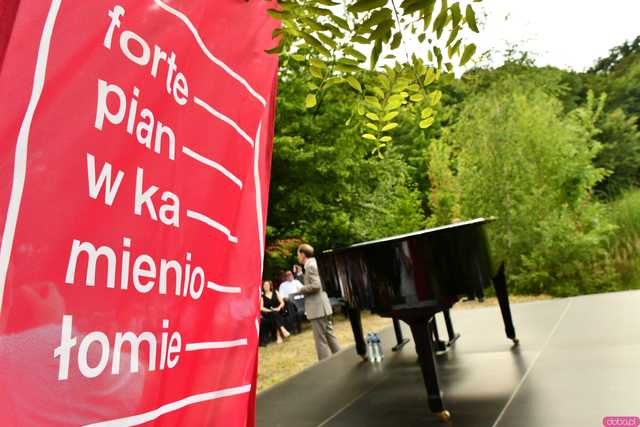 [WIDEO/FOTO] Nastrojowa muzyka w samym sercu kamieniołomu. Koncert Piotra Pawlaka uświetnił niedzielny wieczór w Strzegomiu