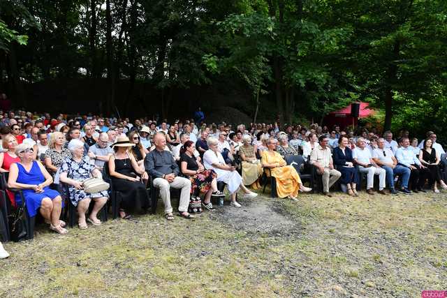 [WIDEO/FOTO] Nastrojowa muzyka w samym sercu kamieniołomu. Koncert Piotra Pawlaka uświetnił niedzielny wieczór w Strzegomiu
