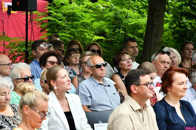 [WIDEO/FOTO] Nastrojowa muzyka w samym sercu kamieniołomu. Koncert Piotra Pawlaka uświetnił niedzielny wieczór w Strzegomiu