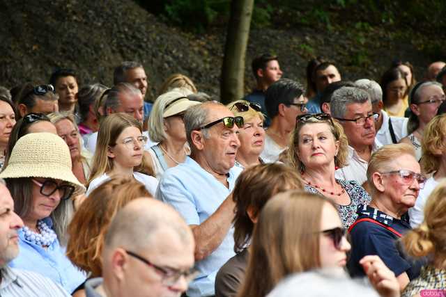 [WIDEO/FOTO] Nastrojowa muzyka w samym sercu kamieniołomu. Koncert Piotra Pawlaka uświetnił niedzielny wieczór w Strzegomiu