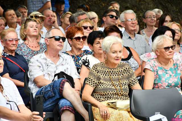 [WIDEO/FOTO] Nastrojowa muzyka w samym sercu kamieniołomu. Koncert Piotra Pawlaka uświetnił niedzielny wieczór w Strzegomiu