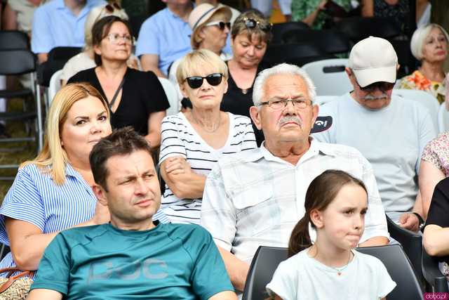 [WIDEO/FOTO] Nastrojowa muzyka w samym sercu kamieniołomu. Koncert Piotra Pawlaka uświetnił niedzielny wieczór w Strzegomiu