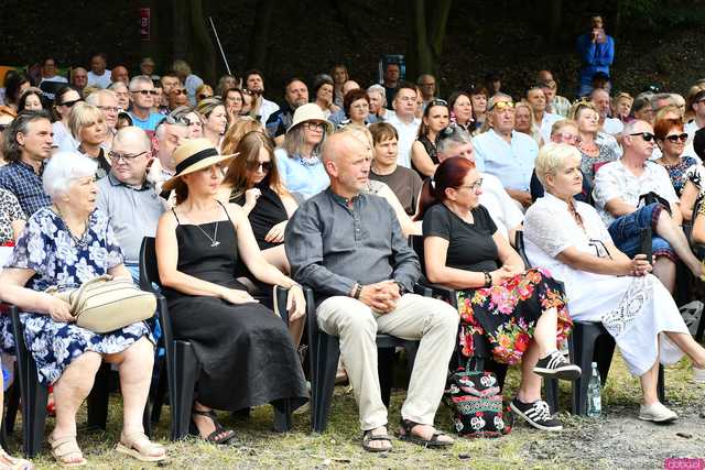 [WIDEO/FOTO] Nastrojowa muzyka w samym sercu kamieniołomu. Koncert Piotra Pawlaka uświetnił niedzielny wieczór w Strzegomiu