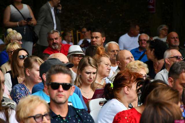 [WIDEO/FOTO] Nastrojowa muzyka w samym sercu kamieniołomu. Koncert Piotra Pawlaka uświetnił niedzielny wieczór w Strzegomiu