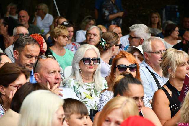 [WIDEO/FOTO] Nastrojowa muzyka w samym sercu kamieniołomu. Koncert Piotra Pawlaka uświetnił niedzielny wieczór w Strzegomiu