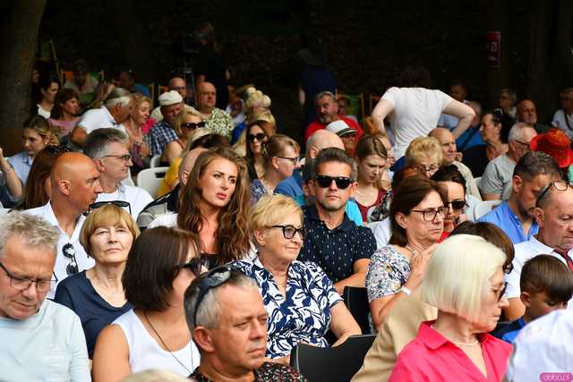 [WIDEO/FOTO] Nastrojowa muzyka w samym sercu kamieniołomu. Koncert Piotra Pawlaka uświetnił niedzielny wieczór w Strzegomiu