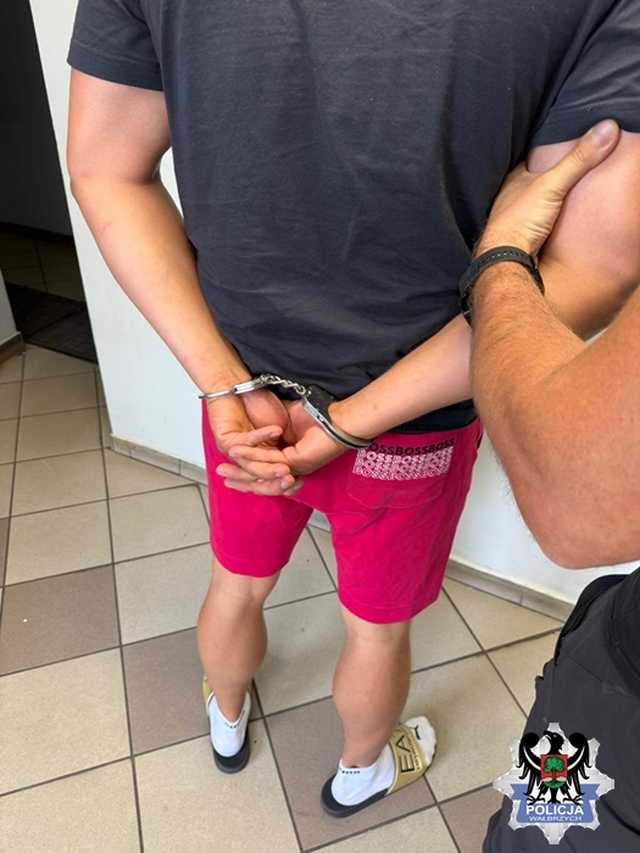 Filmowy finał w Dobromierzu. Policja zatrzymała duet narkotykowych handlarzy 
