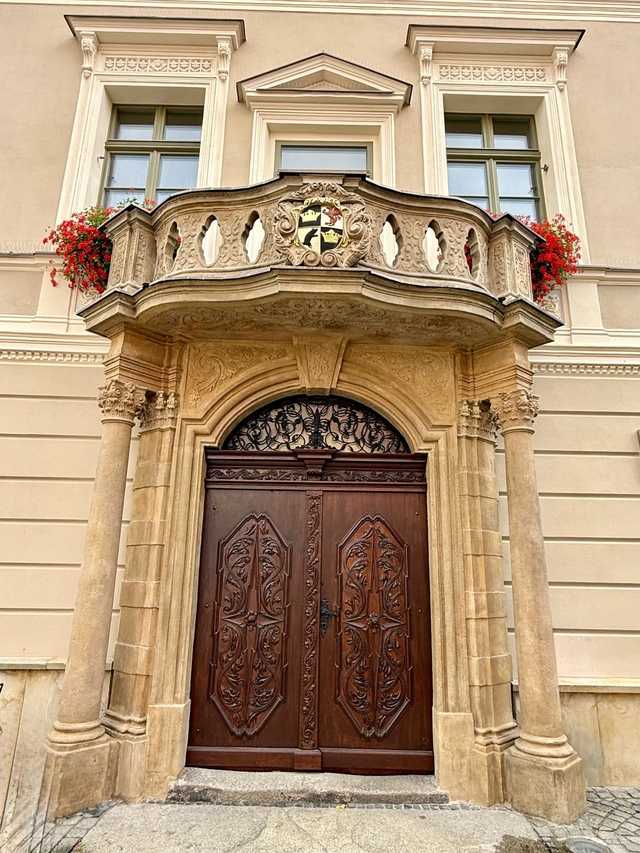 [FOTO] Remont zewnętrznej części teatru i zabytkowych kamienic zakończony przed planowanym terminem. Inwestycja pochłonęła prawie 7 mln złotych [SZCZEGÓŁY]
