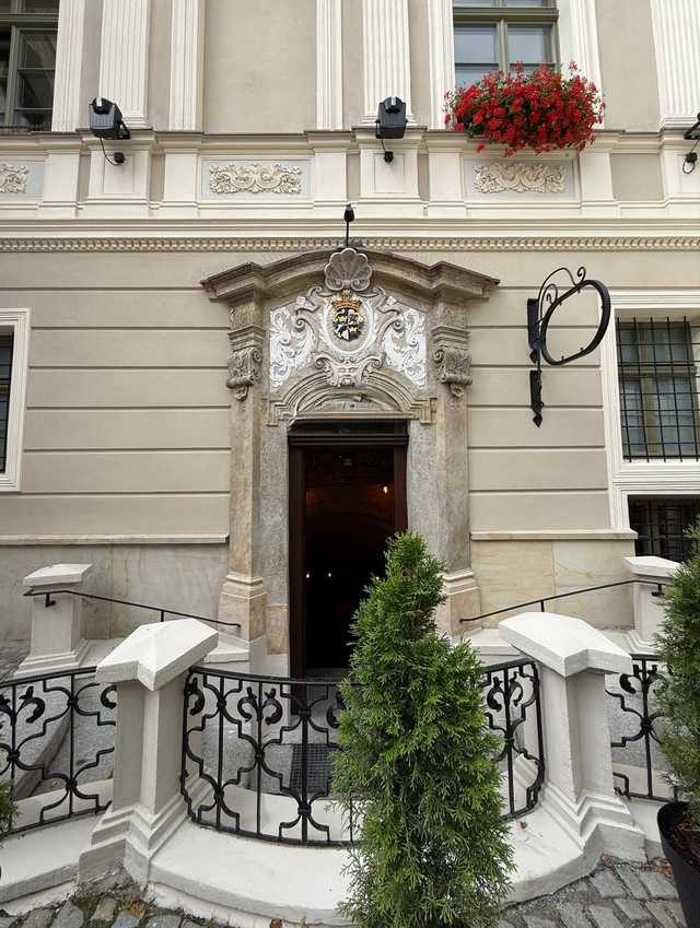 [FOTO] Remont zewnętrznej części teatru i zabytkowych kamienic zakończony przed planowanym terminem. Inwestycja pochłonęła prawie 7 mln złotych [SZCZEGÓŁY]