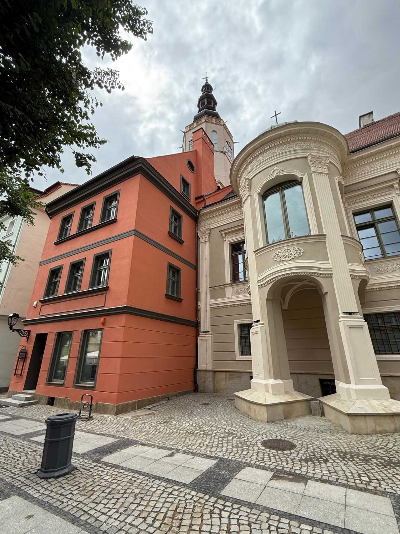 [FOTO] Remont zewnętrznej części teatru i zabytkowych kamienic zakończony przed planowanym terminem. Inwestycja pochłonęła prawie 7 mln złotych [SZCZEGÓŁY]
