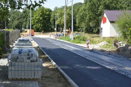 [FOTO] Trwa budowa ważnego łącznika. Nowa droga skróci dojazd do części sołectw i wyprowadzi ruch ciężarowy z miasta