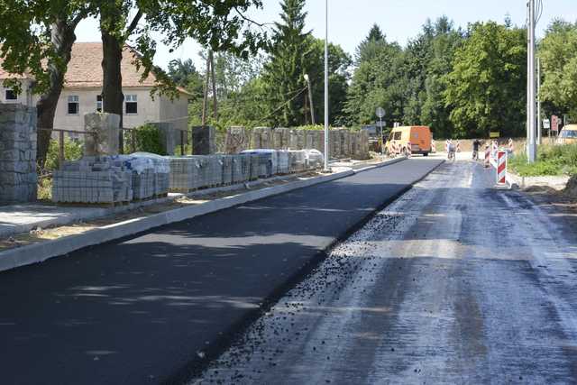 [FOTO] Trwa budowa ważnego łącznika. Nowa droga skróci dojazd do części sołectw i wyprowadzi ruch ciężarowy z miasta