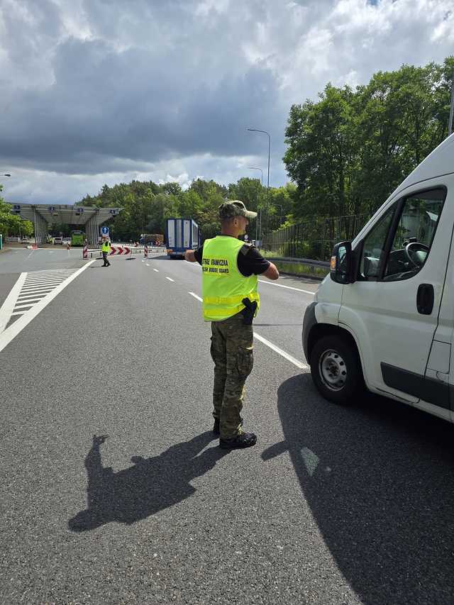 [FOTO] Ponad 23 tysiące osób i 9 tysięcy pojazdów skontrolowanych od 7 lipca