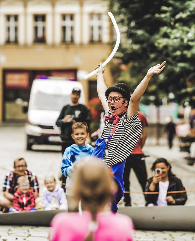 [FOTO] Świdnicki Rynek znów zamienia się w scenę – ruszył 27. Festiwal Teatru Otwartego!