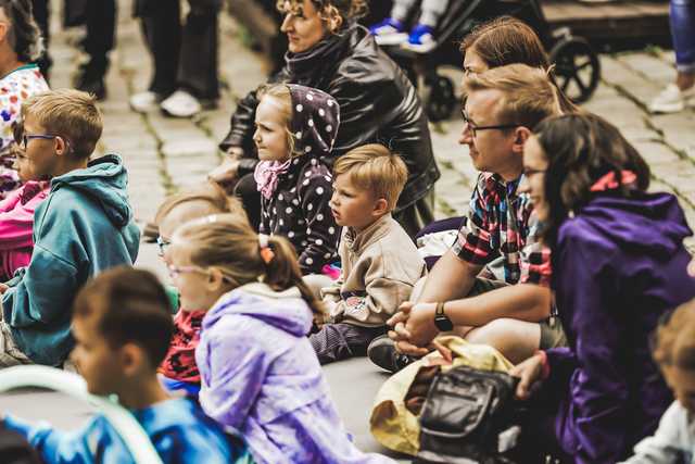 [FOTO] Świdnicki Rynek znów zamienia się w scenę – ruszył 27. Festiwal Teatru Otwartego!