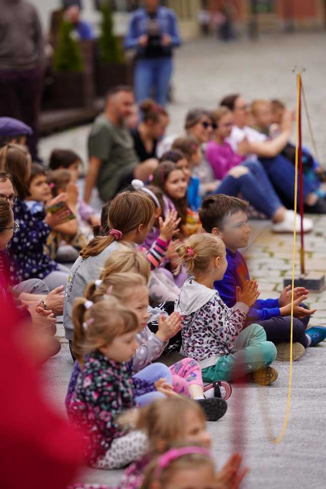 [FOTO] Świdnicki Rynek znów zamienia się w scenę – ruszył 27. Festiwal Teatru Otwartego!