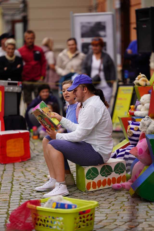 [FOTO] Świdnicki Rynek znów zamienia się w scenę – ruszył 27. Festiwal Teatru Otwartego!