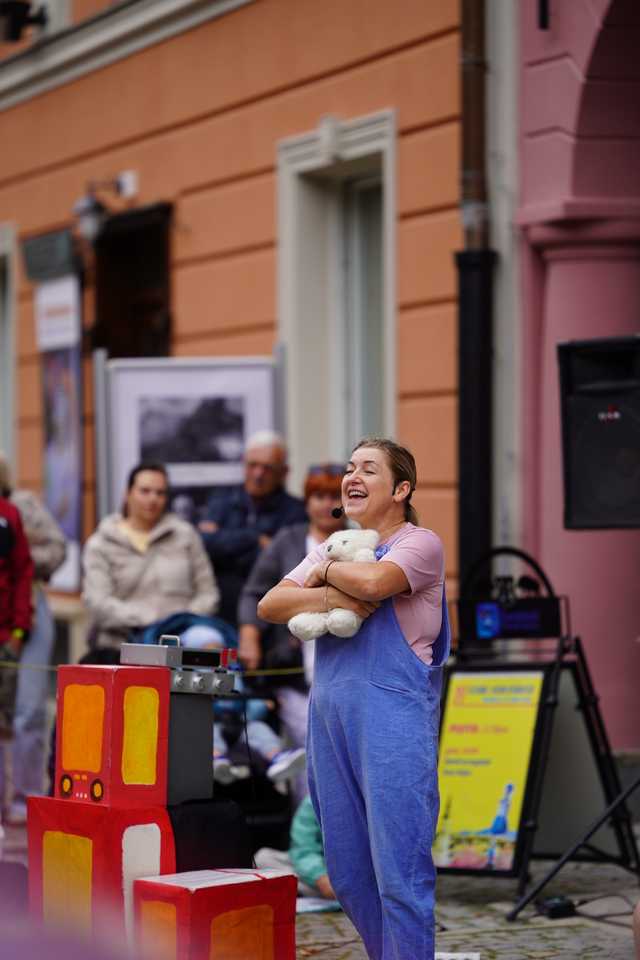 [FOTO] Świdnicki Rynek znów zamienia się w scenę – ruszył 27. Festiwal Teatru Otwartego!
