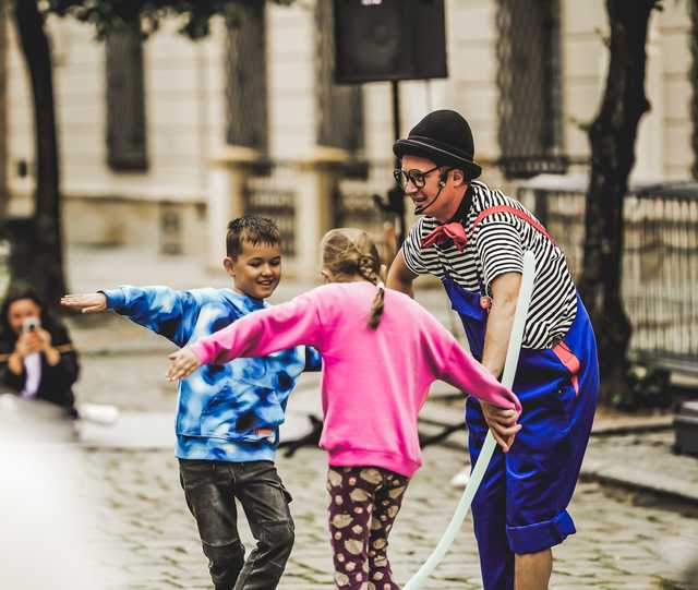 [FOTO] Świdnicki Rynek znów zamienia się w scenę – ruszył 27. Festiwal Teatru Otwartego!
