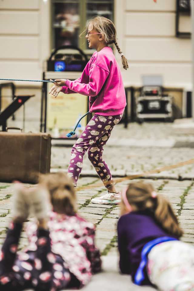 [FOTO] Świdnicki Rynek znów zamienia się w scenę – ruszył 27. Festiwal Teatru Otwartego!