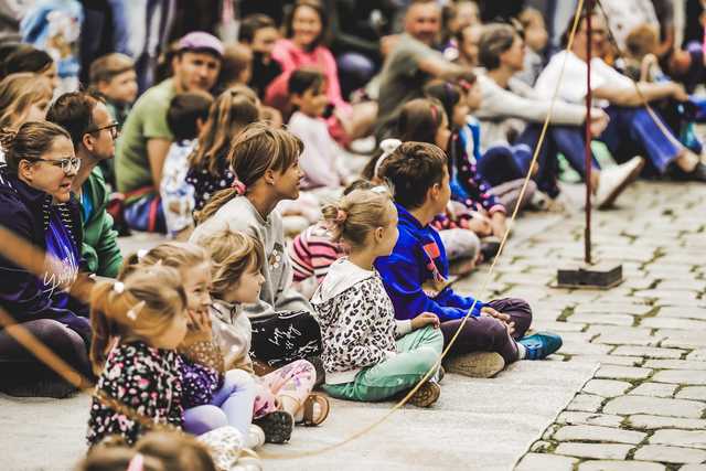 [FOTO] Świdnicki Rynek znów zamienia się w scenę – ruszył 27. Festiwal Teatru Otwartego!