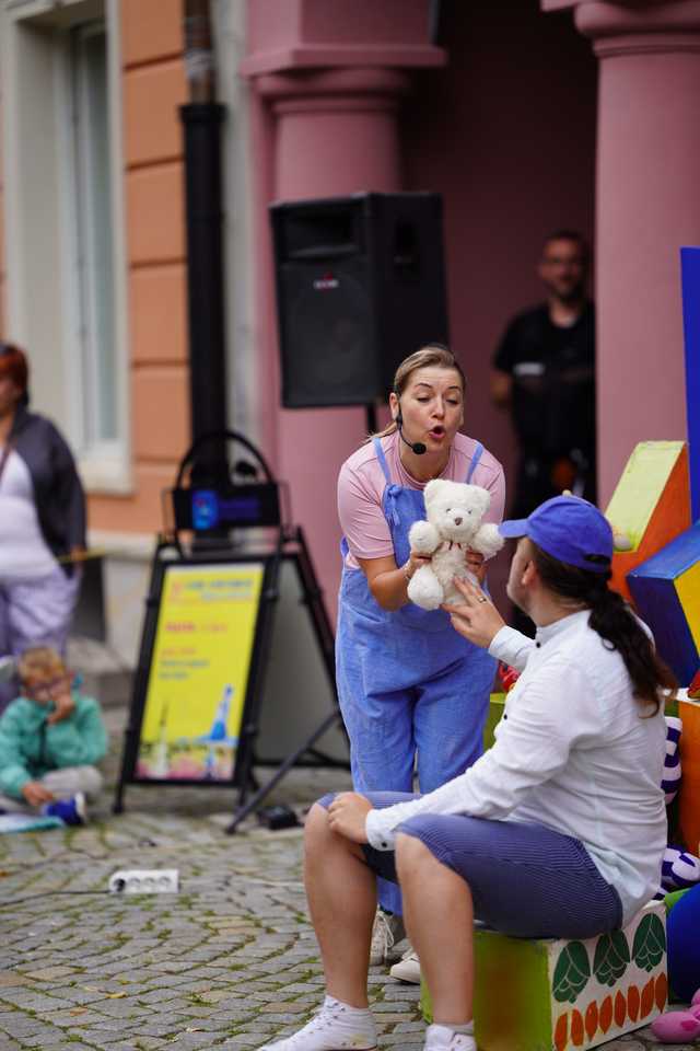 [FOTO] Świdnicki Rynek znów zamienia się w scenę – ruszył 27. Festiwal Teatru Otwartego!