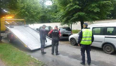 Niecodzienne interwencje w Świdnicy. Alkohol, bezdomni i dramat za drzwiami mieszkania
