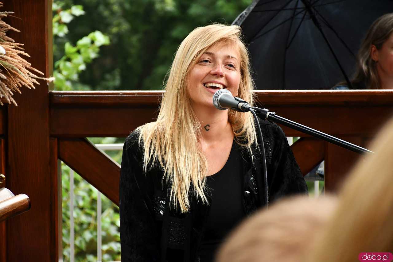 [WIDEO/FOTO] Altana w Parku Młodzieżowym ponownie wypełniła się muzyką. Wystąpili Natalia Widuto i Dawid Cichy