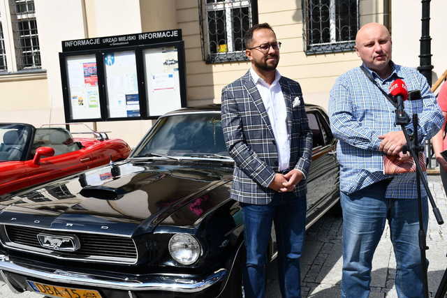 Zabytkowe pojazdy pojawią się na świebodzickim rynku. Szczegóły przedstawiono podczas konferencji prasowej [FOTO]