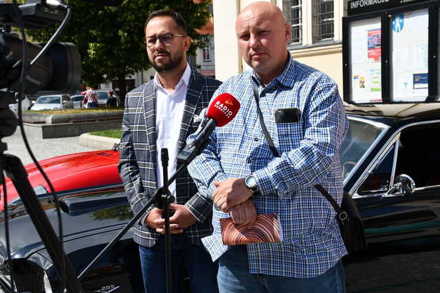Zabytkowe pojazdy pojawią się na świebodzickim rynku. Szczegóły przedstawiono podczas konferencji prasowej [FOTO]