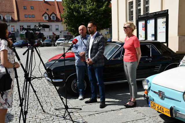 Zabytkowe pojazdy pojawią się na świebodzickim rynku. Szczegóły przedstawiono podczas konferencji prasowej [FOTO]